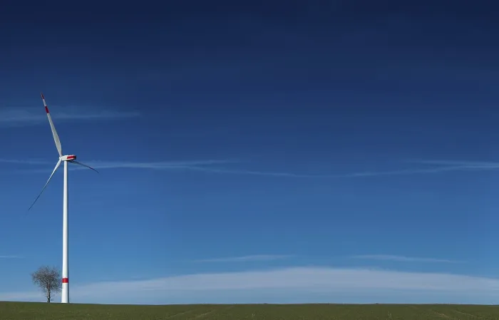 Gerahmter Druck : Ein Windmühlenrad im Feld mit Auslassraum.