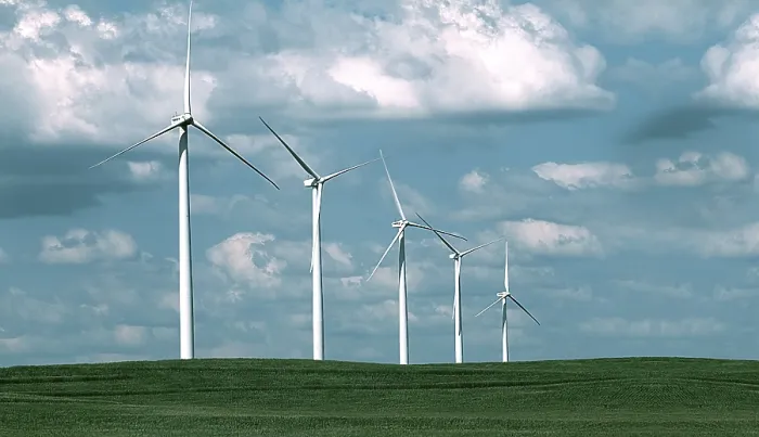 Gerahmter Druck : Windmühle im Feld, fünf Windräder mit Solaranlagen. Gerahmter Druck : Windmühle im Feld, fünf Windräder mit Solaranlagen.