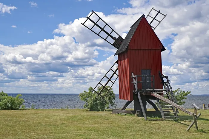 Gerahmter Druck : Ein Windmühle in einem Wiesen am Meer. Gerahmter Druck : Ein Windmühle in einem Wiesen am Meer.