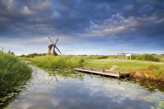 Gerahmter Druck : Windmühle am Ufer mit reflektiertem blauen Himmel. Gerahmter Druck : Windmühle am Ufer mit reflektiertem blauen Himmel.