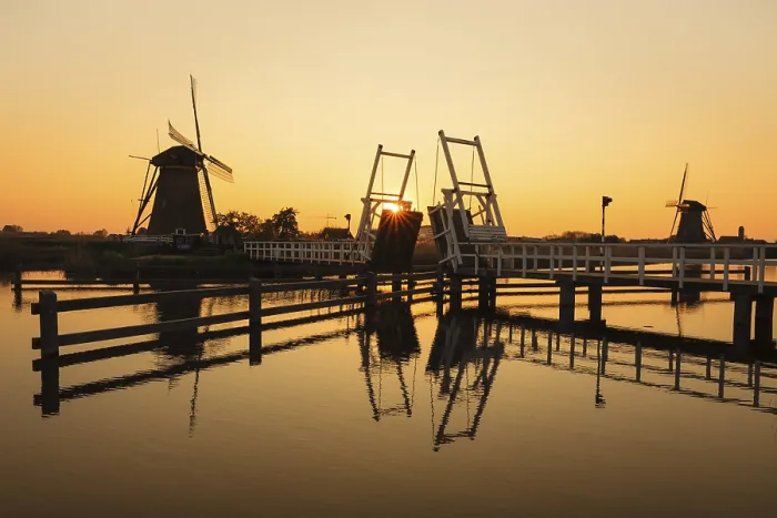 Gerahmter Druck : Windmühlen am Sonnenuntergang, Kinderdijk. Gerahmter Druck : Windmühlen am Sonnenuntergang, Kinderdijk.