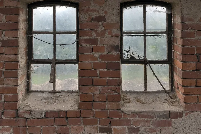 Gerahmter Druck : Fenster eines Backsteinbaus aus dem Jahr 1920.