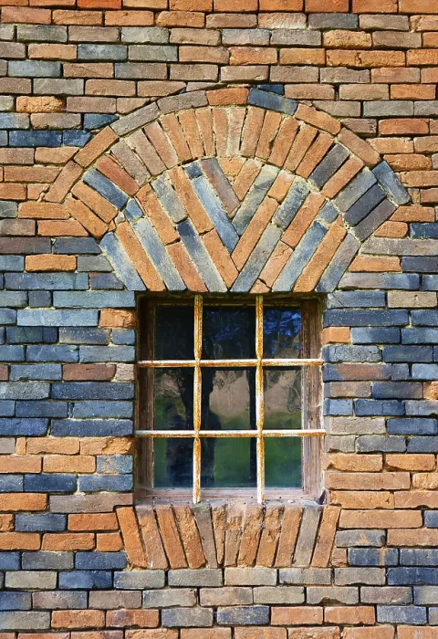 Gerahmter Druck : Fenster in einem Backsteinbau, Hof Gerahmter Druck : Fenster in einem Backsteinbau, Hof
