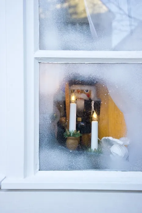 Gerahmter Druck : Fenster mit Weihnachtsdekoration Gerahmter Druck : Fenster mit Weihnachtsdekoration