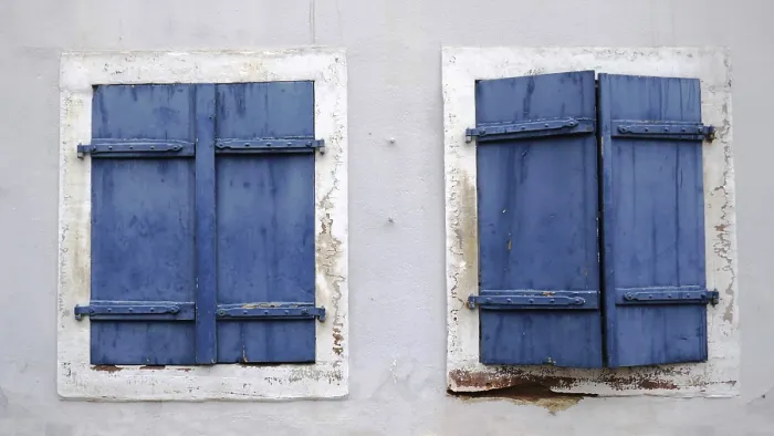 Gerahmter Druck : Blick durch geschlossene blaue Fensterläden Gerahmter Druck : Blick durch geschlossene blaue Fensterläden