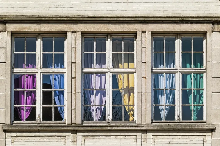 Gerahmter Druck : Fenster mit Vorhängen in Primärfarben. Gerahmter Druck : Fenster mit Vorhängen in Primärfarben.