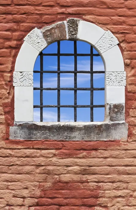 Gerahmter Druck : Fenster mit Gittern in Wand Gerahmter Druck : Fenster mit Gittern in Wand
