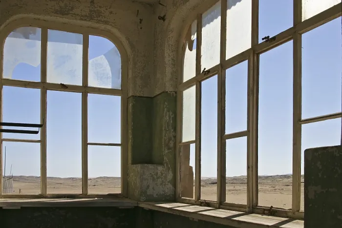 Gerahmter Druck : Fenster in einem Haus in der ehemaligen Diamantenstadt. Gerahmter Druck : Fenster in einem Haus in der ehemaligen Diamantenstadt.