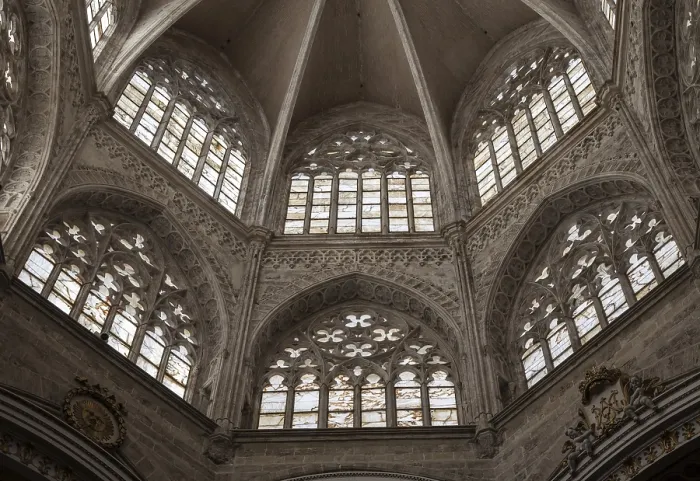 Gerahmter Druck : Innenraumdetail eines gotischen Kathedralkirchenschiffes Gerahmter Druck : Innenraumdetail eines gotischen Kathedralkirchenschiffes