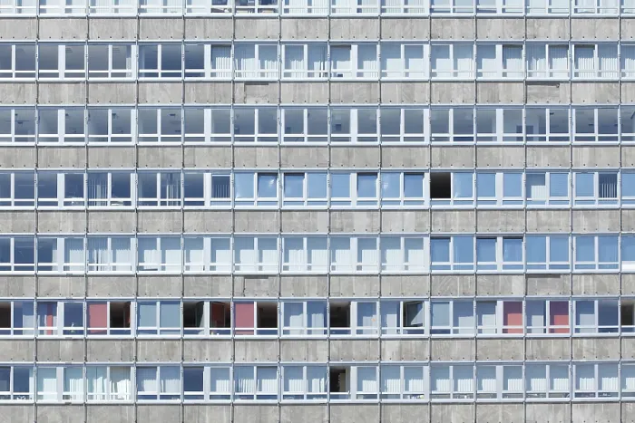 Gerahmter Druck : Fensterfront an einem Bürogebäude. Gerahmter Druck : Fensterfront an einem Bürogebäude.