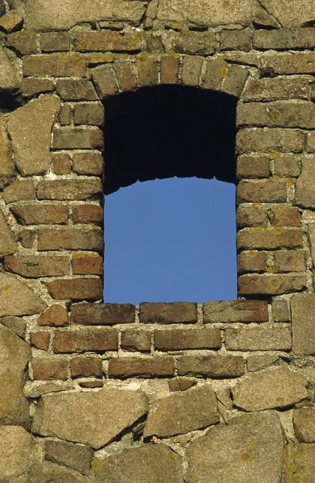 Gerahmter Druck : Fenster in einer alten Mauer im Hammershus-Festung. Gerahmter Druck : Fenster in einer alten Mauer im Hammershus-Festung.