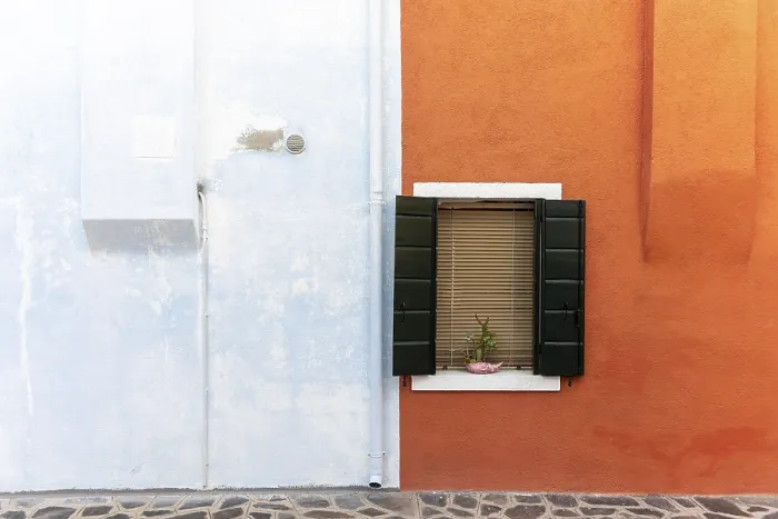 Gerahmter Druck : Fenster, orange und hellblau Wand. Gerahmter Druck : Fenster, orange und hellblau Wand.