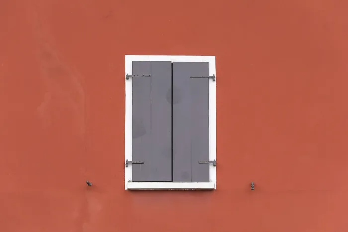 Gerahmter Druck : Fenster mit Schiebetür in Malcesine, Lago di Garda, Venetien, Italien Gerahmter Druck : Fenster mit Schiebetür in Malcesine, Lago di Garda, Venetien, Italien