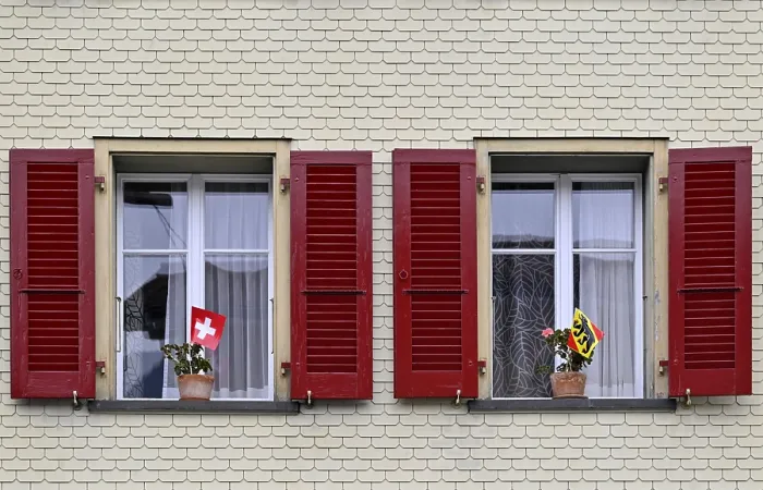 Gerahmter Druck : Fenster mit Schweizer und Berner Flaggen. Gerahmter Druck : Fenster mit Schweizer und Berner Flaggen.