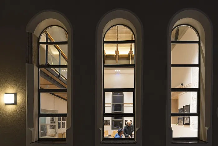 Gerahmter Druck : Fenster der ehemaligen Synagoge, die 1938 zerstört wurde. Gerahmter Druck : Fenster der ehemaligen Synagoge, die 1938 zerstört wurde.