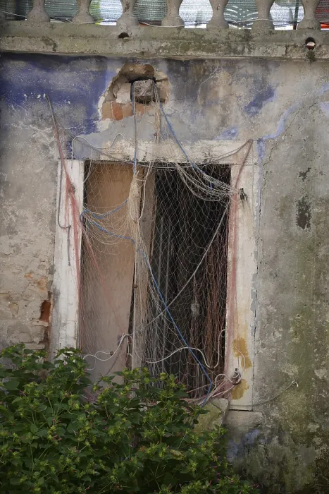 Gerahmter Druck : Fenster, Wand, Hauswand, gebrochen.