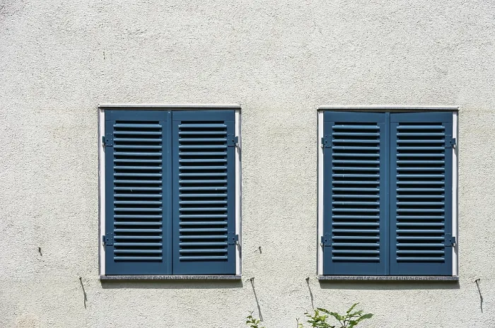 Gerahmter Druck : Zwei Fenster mit geschlossenen Läden. Gerahmter Druck : Zwei Fenster mit geschlossenen Läden.