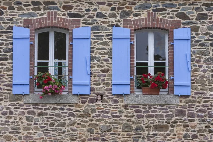 Gerahmter Druck : Zwei Fenster in einem Granithaus. Gerahmter Druck : Zwei Fenster in einem Granithaus.