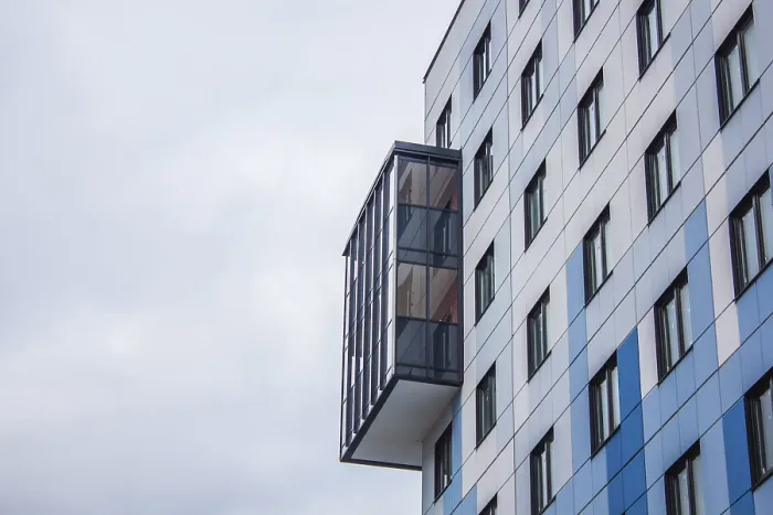 Gerahmter Druck : Fenster eines hohen Hochhauses Gerahmter Druck : Fenster eines hohen Hochhauses