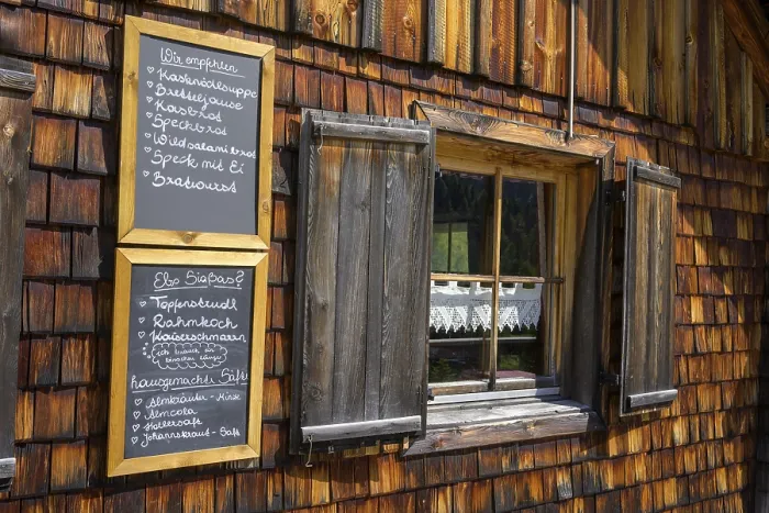 Gerahmter Druck : Fenster und Menü am Tonimortlhutte Gerahmter Druck : Fenster und Menü am Tonimortlhutte