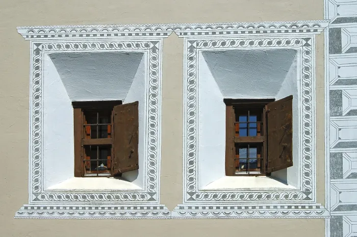 Gerahmter Druck : Fenster eines typischen Engadiner Hauses. Gerahmter Druck : Fenster eines typischen Engadiner Hauses.