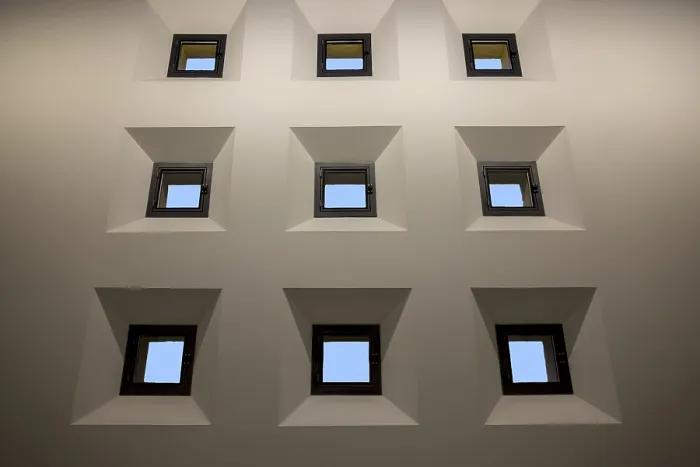 Gerahmter Druck : Fenster in einer Wand Gerahmter Druck : Fenster in einer Wand