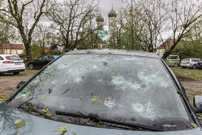 Gerahmter Druck : Fenster des Windschotts eines Autos durch Hagel zerstört. Gerahmter Druck : Fenster des Windschotts eines Autos durch Hagel zerstört.