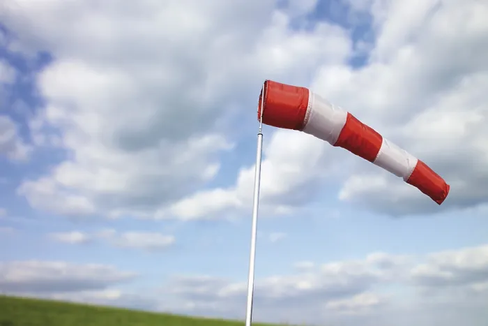 Gerahmter Druck : Windsock vor Wolken im Himmel. Gerahmter Druck : Windsock vor Wolken im Himmel.