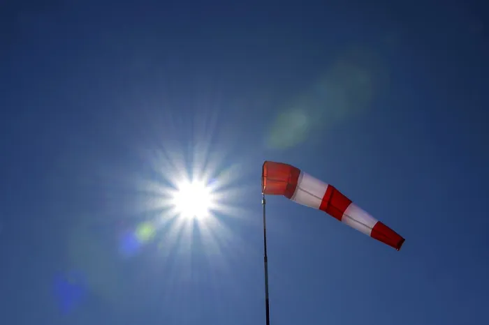 Gerahmter Druck : Windsock mit Sonnensymbol gegen Licht. Gerahmter Druck : Windsock mit Sonnensymbol gegen Licht.