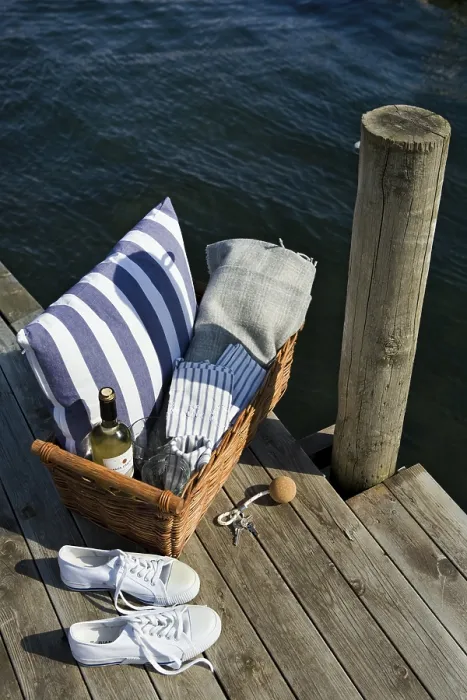 Gerahmter Druck : Weinflasche und Korb auf einer Pier. Gerahmter Druck : Weinflasche und Korb auf einer Pier.