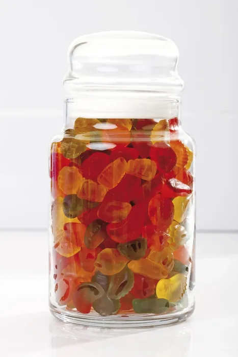 Gerahmter Druck : Weinbonbons in einer Dose Gerahmter Druck : Weinbonbons in einer Dose