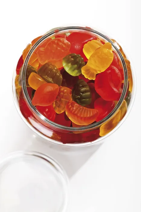 Gerahmter Druck : Weinbonbons in einem geöffneten Glas. Gerahmter Druck : Weinbonbons in einem geöffneten Glas.
