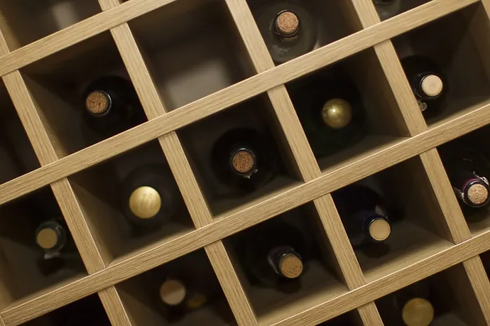 Gerahmter Druck : Weinregal mit Flaschen Gerahmter Druck : Weinregal mit Flaschen