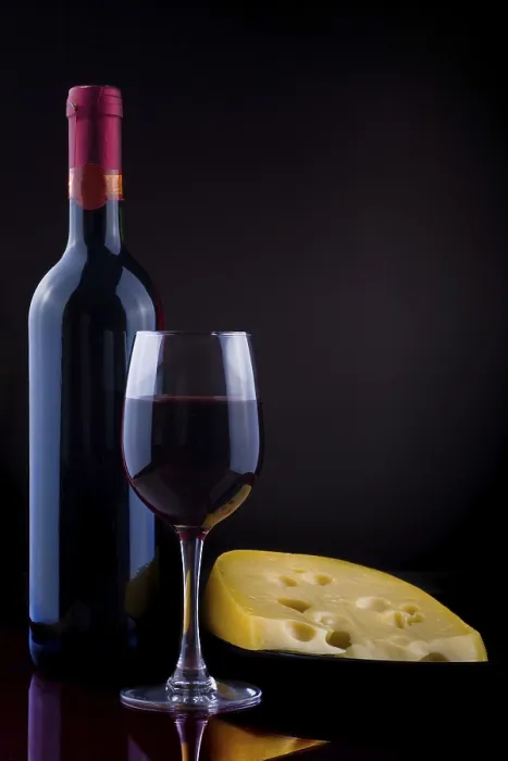 Gerahmter Druck : Ein Weinglas und Käse auf dem Tisch. Gerahmter Druck : Ein Weinglas und Käse auf dem Tisch.