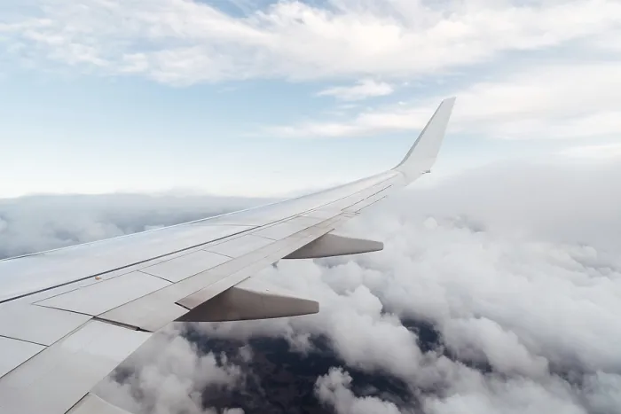 Gerahmter Druck : Flügel eines fliegenden Flugzeugs auf Wolken. Gerahmter Druck : Flügel eines fliegenden Flugzeugs auf Wolken.