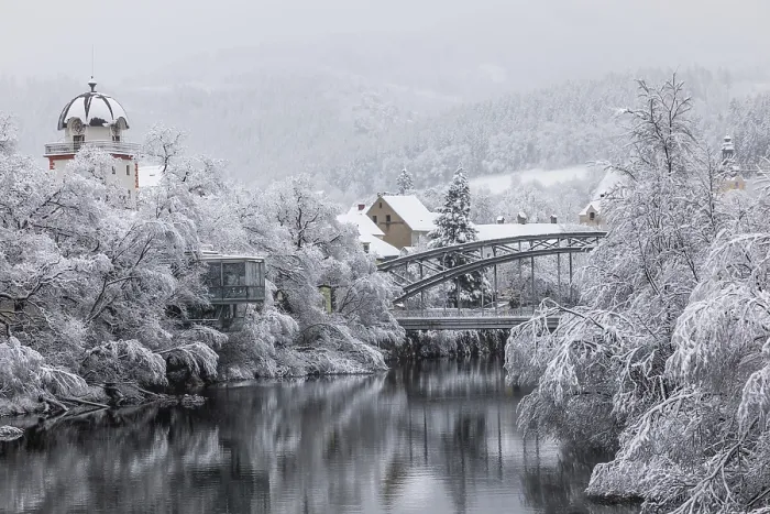 Gerahmter Druck : Winteratmosphäre am Fluss Mur. Gerahmter Druck : Winteratmosphäre am Fluss Mur.