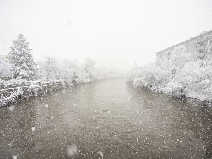 Gerahmter Druck : Winteratmosphäre, Schneefall auf der Mur. Gerahmter Druck : Winteratmosphäre, Schneefall auf der Mur.