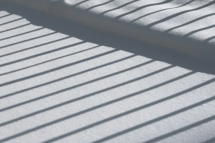 Gerahmter Druck : Winterimpression, Zaun wirft einen Schatten auf den Schnee. Gerahmter Druck : Winterimpression, Zaun wirft einen Schatten auf den Schnee.