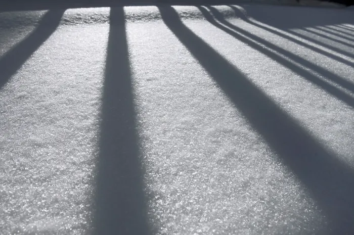 Gerahmter Druck : Winterimpression, Zaun wirft einen Schatten auf den Schnee. Gerahmter Druck : Winterimpression, Zaun wirft einen Schatten auf den Schnee.