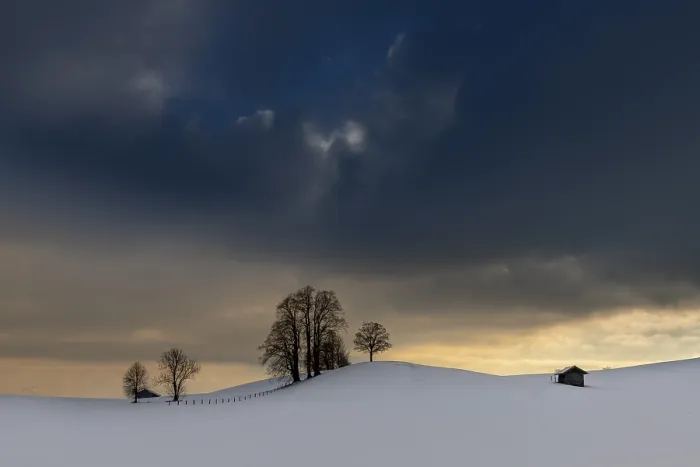 Gerahmter Druck : Winterlandschaft gegen einen dramatischen Himmel. Gerahmter Druck : Winterlandschaft gegen einen dramatischen Himmel.