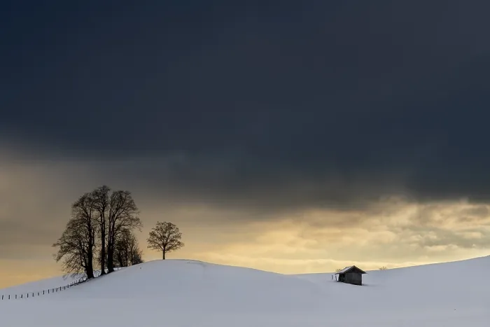 Gerahmter Druck : Winterlandschaft gegen einen dramatischen Himmel. Gerahmter Druck : Winterlandschaft gegen einen dramatischen Himmel.