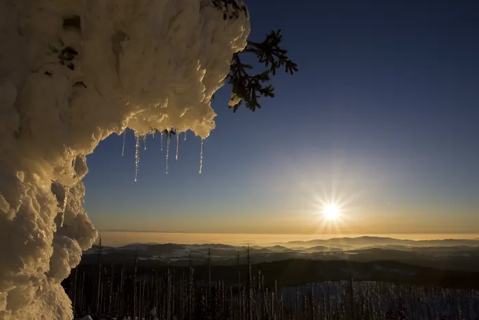 Gerahmter Druck : Winterlandschaft auf einem Berg Gerahmter Druck : Winterlandschaft auf einem Berg