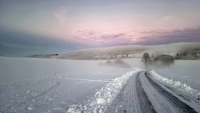 Gerahmter Druck : Winterlandschaft mit schneebedeckten Feldern. Gerahmter Druck : Winterlandschaft mit schneebedeckten Feldern.