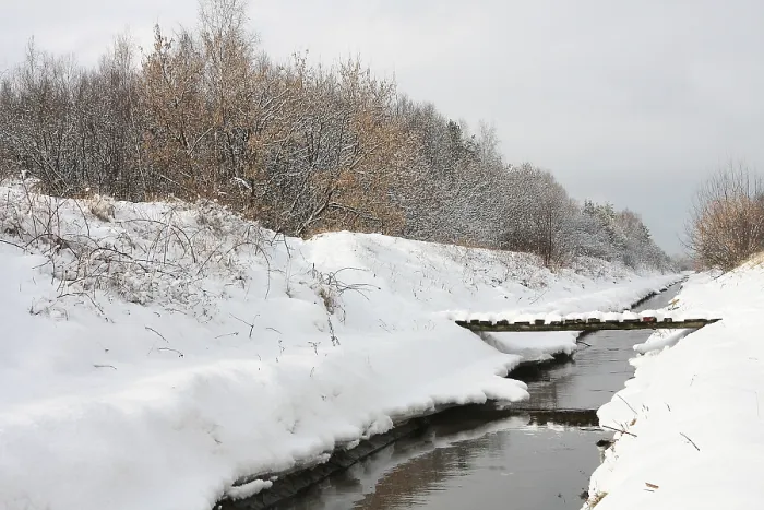 Gerahmter Druck : Winterfluss mit kleinen Brücke Gerahmter Druck : Winterfluss mit kleinen Brücke