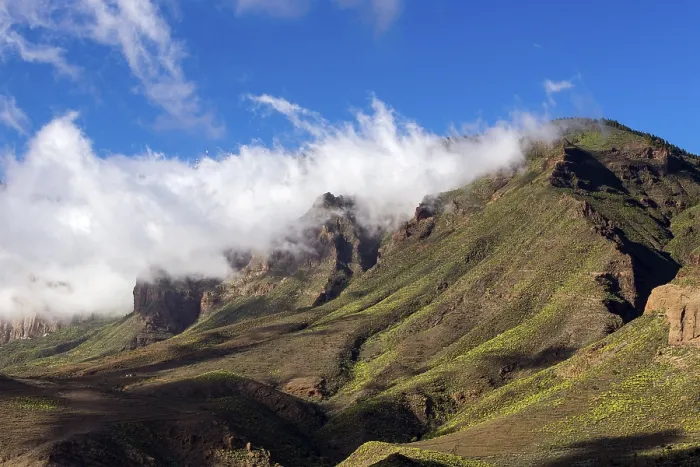 Gerahmter Druck : Wolken über einem Bergkamm. Gerahmter Druck : Wolken über einem Bergkamm.