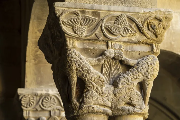Gerahmter Druck : Wölfe in Schafskleidung verschlingen ein Bock, romanische Kapitelle im Kreuzgang, San Pedro el Viejo Kloster, Huesca, Aragonien Gemeinschaft, Spanien Gerahmter Druck : Wölfe in Schafskleidung verschlingen ein Bock, romanische Kapitelle im Kreuzgang, San Pedro el Viejo Kloster, Huesca, Aragonien Gemeinschaft, Spanien