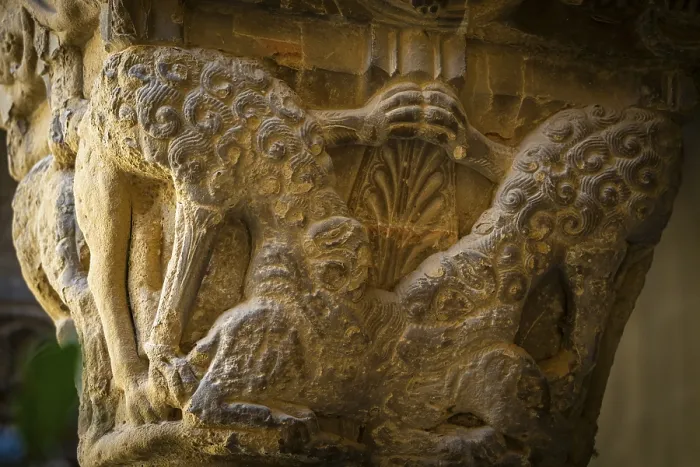 Gerahmter Druck : Wölfe in Schafskleidung zerfressen ein Widder, romanische Kapitelle im Kreuzgang, San Pedro el Viejo Kloster, Huesca, Aragonien Gemeinschaft, Spanien