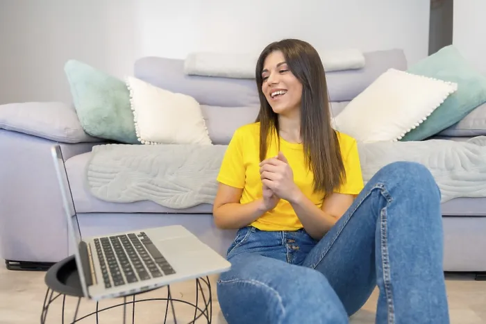 Gerahmter Druck : Frau mit Laptop auf dem Sofa, Millennials, soziale Medien, lächelnde Frau bei einem Videocall Gerahmter Druck : Frau mit Laptop auf dem Sofa, Millennials, soziale Medien, lächelnde Frau bei einem Videocall