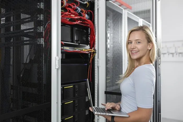 Gerahmter Druck : Frau mit Laptop programmiert in Serverraum. Gerahmter Druck : Frau mit Laptop programmiert in Serverraum.