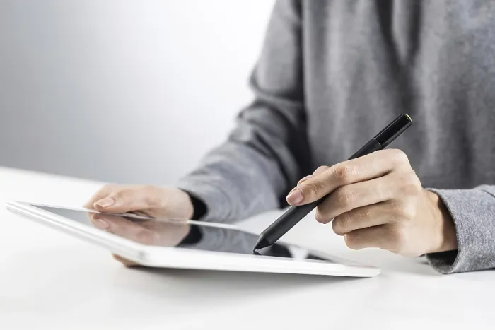 Gerahmter Druck : Frau nutzt Tabletcomputer für Projektmanagement. Gerahmter Druck : Frau nutzt Tabletcomputer für Projektmanagement.